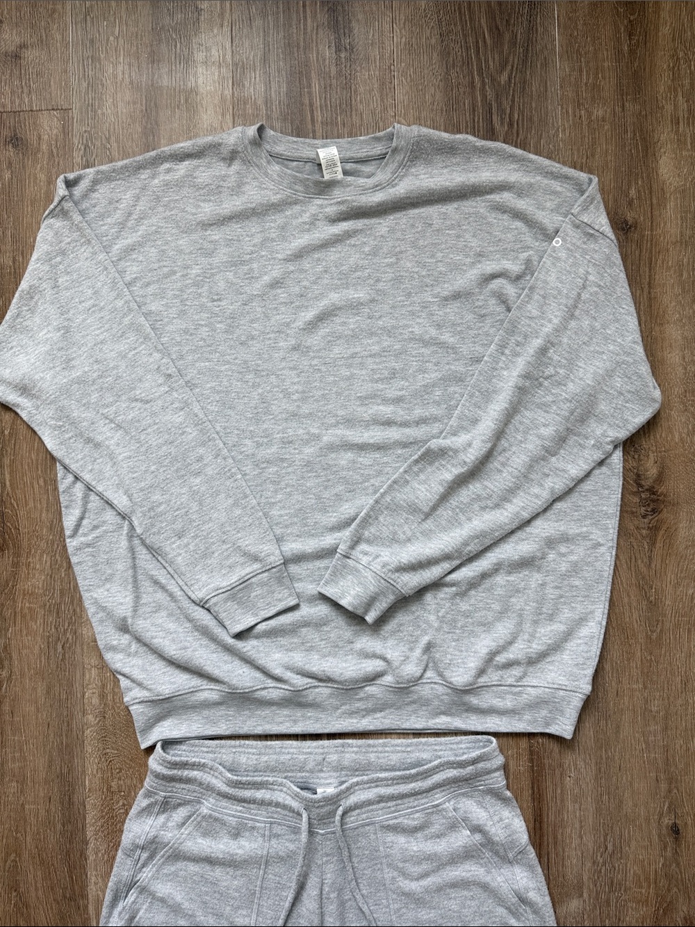 ALO Women’s  Crewneck Sweat Outfit - Light Gray